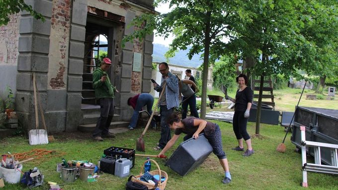 Lidé ze spolku Živo v Hájích a další dobrovolníci pracují na renovaci německé hrobky.