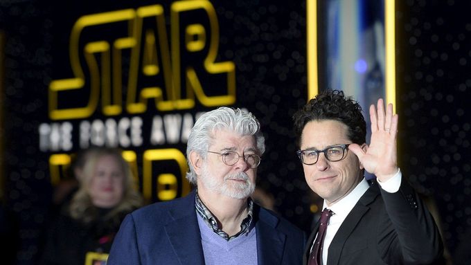George Lucas (vlevo) a J. J. Abrams (vpravo)