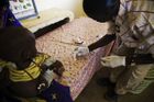 Zdravotník používající rychlý diagnostický test (RDT) na malárii. Zdravotnické středisko v Koukou, Východní Čad.