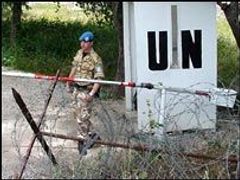 Britský příslušník mírové mise OSN na kontrolním stanovišti vprostřed několik desítek metrů široké zelené linie dělící Nikósii i celý Kypr