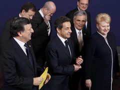 Evropská unie se dohodla, český premiér Nečas zpovzdálí přihlížel a nesouhlasil.