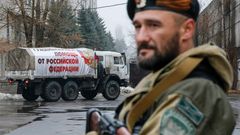 Proruský separatista hlídá v ulicích, kterými právě projíždí ruský konvoj s humanitární pomocí.