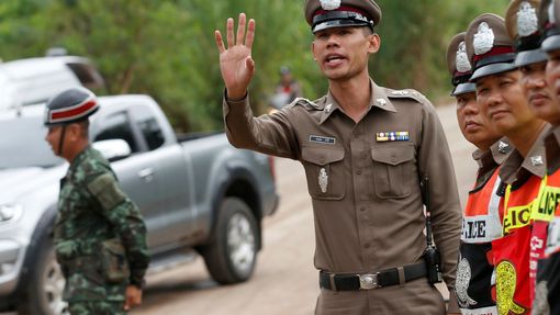 Policisté blokují cestu  k zatopené jeskyni v Thajsku.