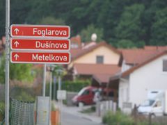 Satelitní čtvť v Kuřimi. Jména ulic podle Foglarových románů. V Dušínově ulici pronajal pan Jestřáb dům paní Mauerové.
