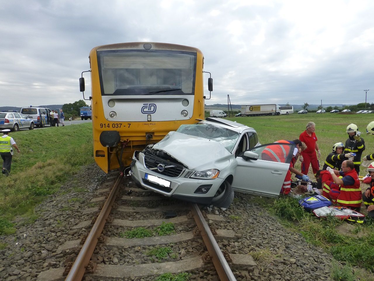 Nehoda auta a vlaku u Otic na Opavsku