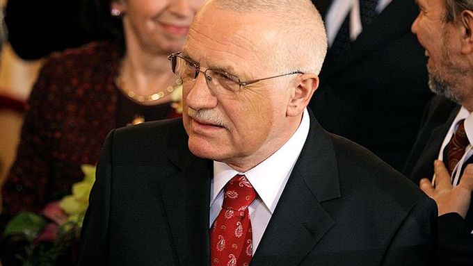 Václav Klaus opustil Španělský sál Pražského hradu jako vítěz prezidentské volby.