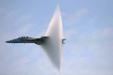Prstenec vodní páry kolem stíhacího letounu F-18, který přávě překročil rychlost zvuku.