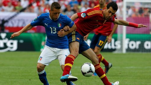 Emanuele Giaccherini se snaží obehrát Sergia Busquetse během utkání základní skupiny mezi Španělskem a Itálií na Euru 2012.