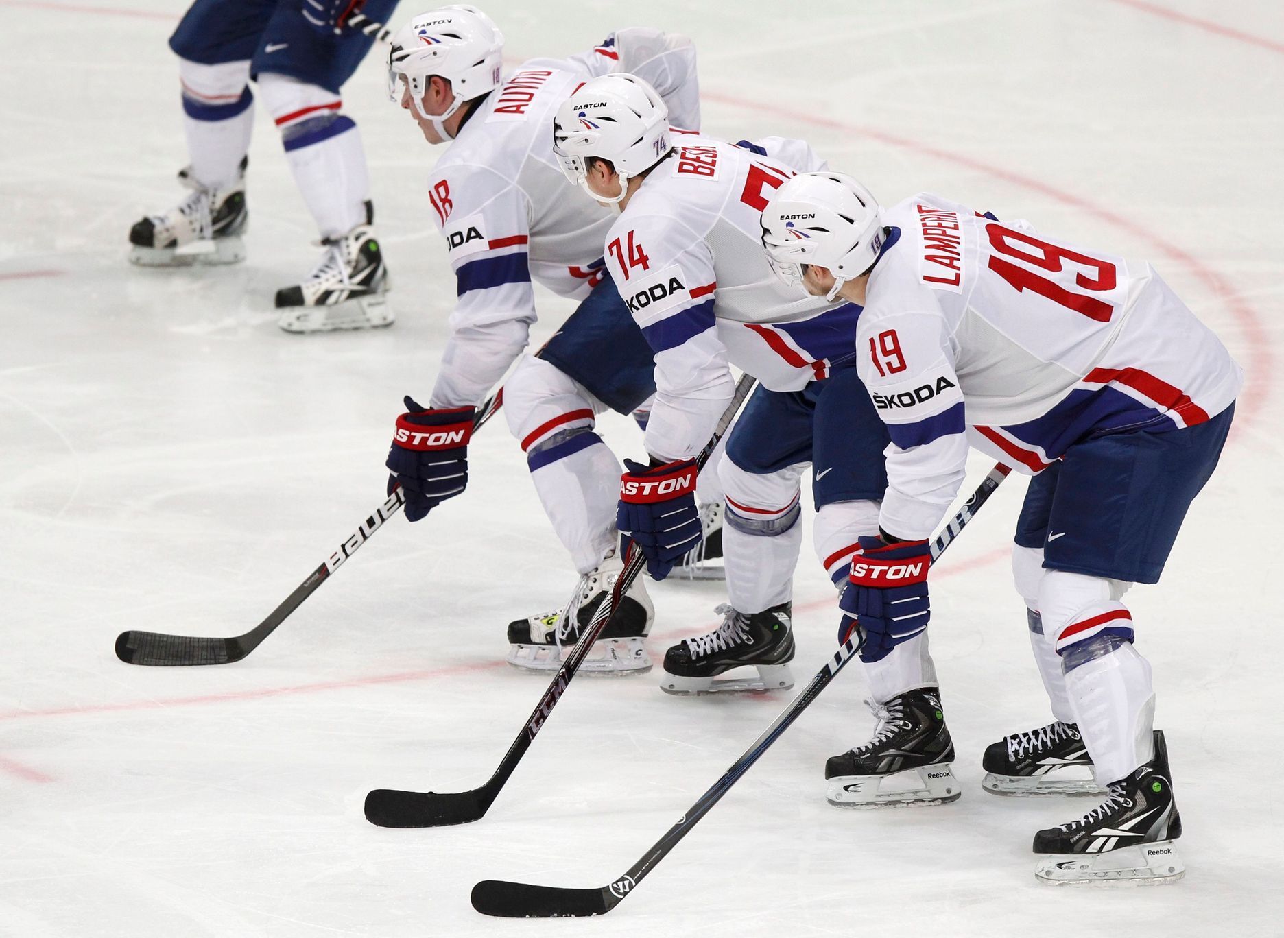 Obranné postavení francouzských hokejistů v utkání proti Finsku