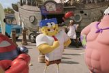 SPONGEBOB VE FILMU: HOUBA NA SUCHU. Bizarní dobrodružství mycí houby Spongeboba a jeho nerozlučného kamaráda Patricka, který je mořskou hvězdicí, už podruhé v historii neuvidíme na televizních obrazovkách, nýbrž v kinech. Zatímco první film z roku 2004 byl stejně jako seriál zhotoven v klasické dvojrozměrné animaci, nyní se Spongebob popere s dimenzí navíc. Jako obvykle se ústřední zápletka bude točit kolem ukradeného receptu na báječný Krabí hambáč, který tentokrát odcizí pirát Hambivous (Antonio Banderas). V českých kinech od 5. února 2015.