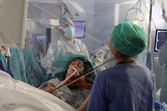 Lékaři v půlce operace mozku probudili pacientku a nechali ji hrát na housle