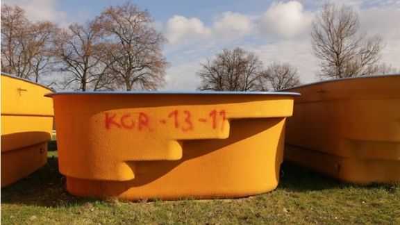 Šikovný výrobce zabuduje přímo do laminátové skořepiny užitečné vychytávky. Schůdky, odpočinkové lavice nebo stříkanou PUR izolaci.