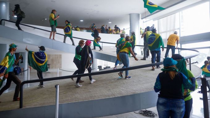 Na fotografiích a záběrech šířících se na sociálních sítích jsou vidět davy lidí v areálu brazilského parlamentu v metropoli Brasília.