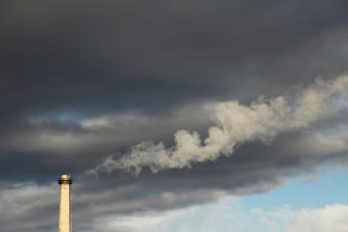 Emise, komín, kouř, znečištěný vzduch, ilustrační foto