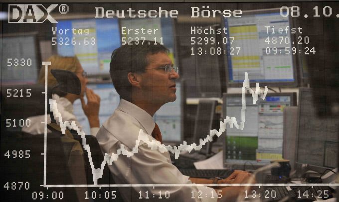Makléř sleduje vývoj německého indexu Dax na burze ve Frankfurtu nad Rýnem