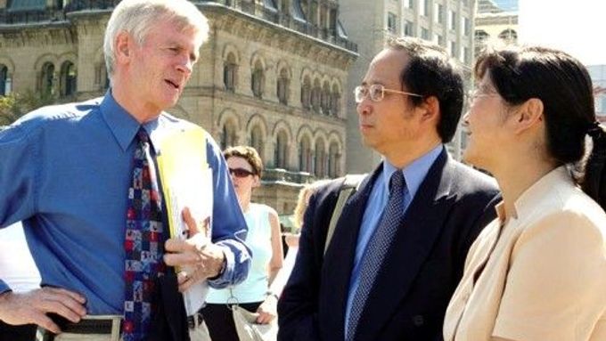 Kanadský exposlanec David Kilgour s přívrženci hnutí Falun Gong.