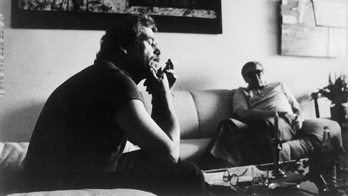 Václav Havel ve svém bytě v roce 1985, kdy „v jakémsi transu za deset dní“ napsal hru na faustovské téma Pokoušení.