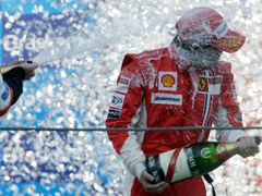 Brazílie - Filipe Massa se raduje z vítezství Velké ceny Brazílie. Na titul mistra světa to ale nestačilo.