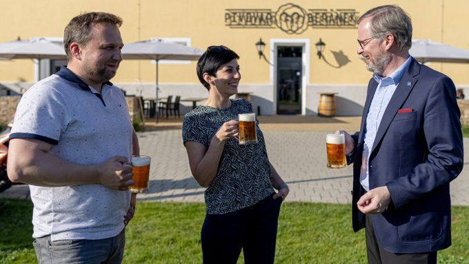 Pivo nesmí v kampani chybět. Lídři stran koalice Spolu - Marian Jurečka, Markéta Pekarová Adamová a Petr Fiala.