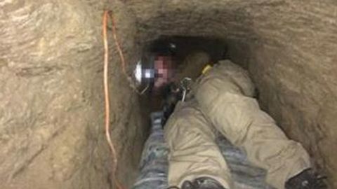 Agenti objevili nejdelší drogový tunel. Klaustrofobický prostor prolezli s kamerou
