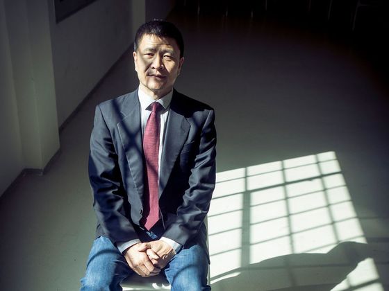 Kdo je Čou Feng-suo Zhou Fengsuo, Prezident Humanitarian China
