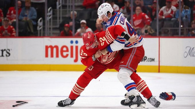 Bitka Jaroslava Chmelaře při premiéře v NHL