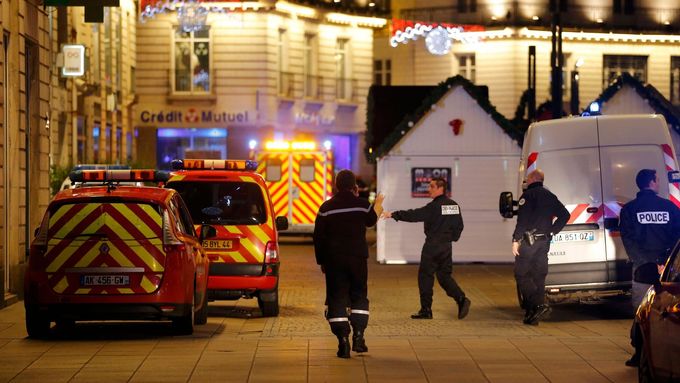 Policisté a záchranáři zasahují ve francouzském městě Nantes, kde řidič úmyslně najel do davu lidí na vánočním trhu.