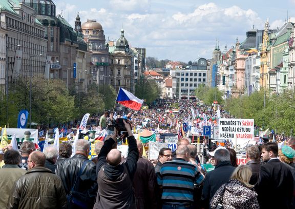 Takto vypadalo Václavské náměstí v dubnu 2012 během protivládní demonstrace odborů, na kterou podle policie přišlo 90 tisíc lidí.