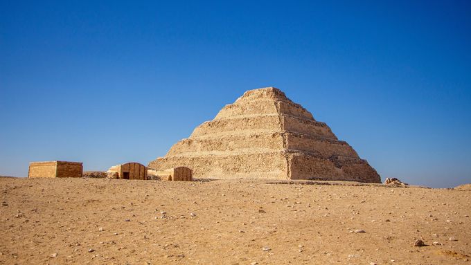 Vznik egyptských pyramid, včetně té Džoserovy, je i po 4 500 letech stále obestřen tajemstvím.