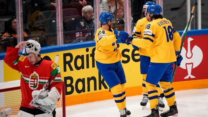 Švédští hokejisté slaví branku proti Maďarsku na MS 2023.