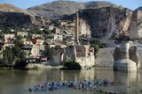 Kritici namítají, že turistika v oblasti bude poté, co se hladina řeky Tigris zvedne o 60 metrů, spíše zničená.