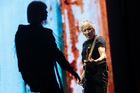Snímek z pátečního koncertu Rogera Waterse v pražské O2 areně.