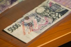 Počet zadržených padělků bankovek a mincí v Česku loni klesl o čtvrtinu