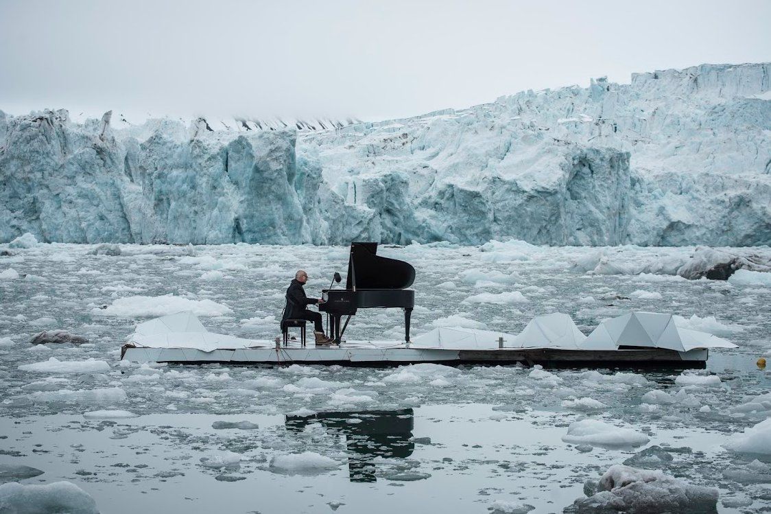 Pianista Ludovico Einaudi zahrál  na plující kře na Arktidě