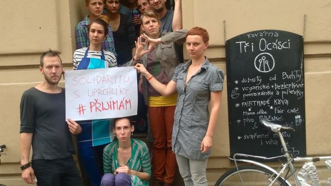 Zaměstnanci brněnské kavárny Tři Ocásci na fotografii, která vyvolala u řady lidí velmi negativní reakci.