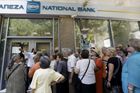 Hromadné výběry z řeckých bank po deseti měsících ustaly