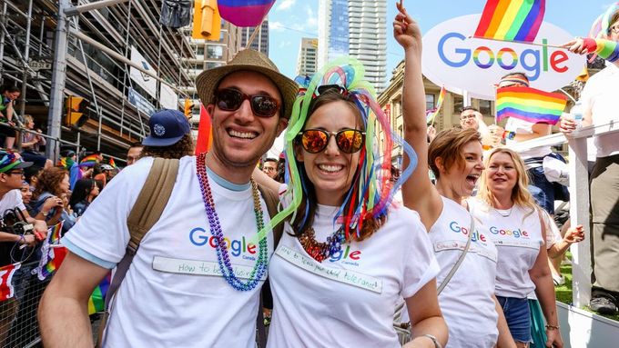 Hrdí zaměstnanci Googlu v průvodu Toronto Pride, červen 2017.