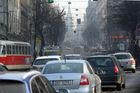 Praha odkládá plán omezující jízdu autem ve městě při smogové situaci. Neřeší důležitá opatření