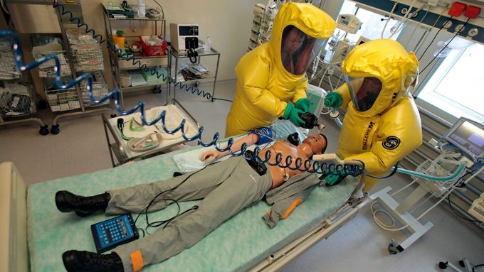 Jedinou nemocnicí v Česku, která může odebírat a zkoumat vzorky od pacientů s podezřením na nákazu ebolou, je vojenské zařízení v Těchoníně v Orlických horách.