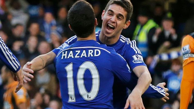 Eden Hazard a Oscar slaví gól Chelsea