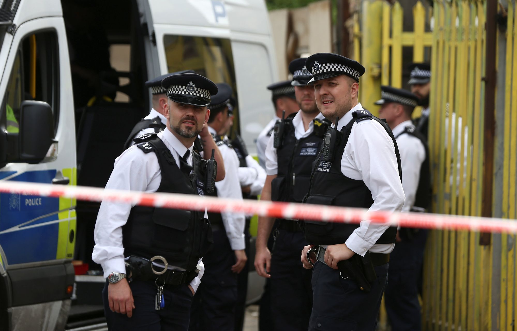 Policie prohledala několik bytů ve východním Londýně.
