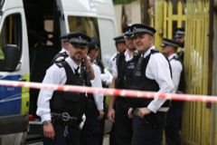 Útok chemikálií u nákupního centra v Londýně zranil šest lidí. Podle policie nešlo o terorismus
