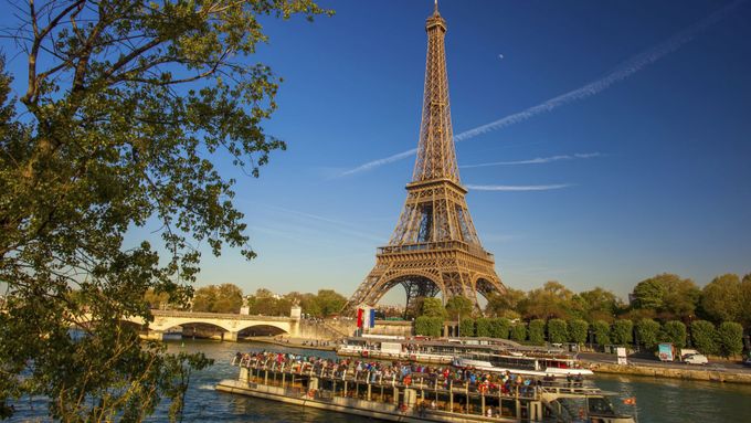 Gang okrádal turisty i u Eiffelovy věže.