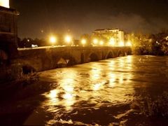 Vydatné zimní deště zvedly hladinu řeky Tibery na nejvyšší úroveň za poslední půlstoletí. V pondělí 28. listopadu vedly k vyhlášení prvního stupně povodňové pohotovosti v Římě.