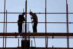 Stavebnictví se stále propadá, menší firmy končí