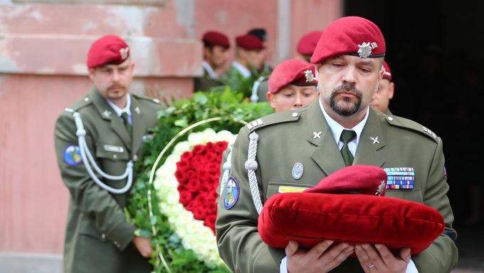 Pohřeb padlých českých vojáků doprovázely vojenské pocty.