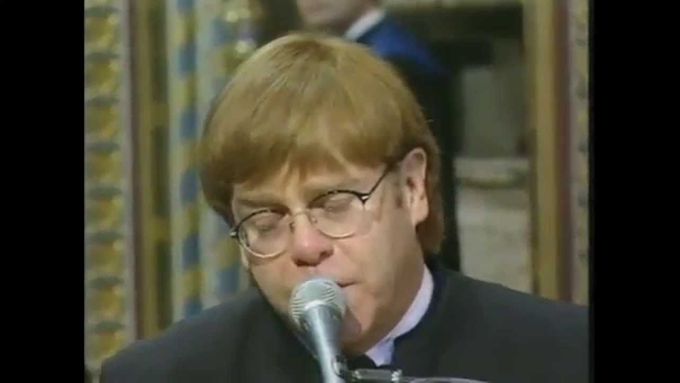 Skladbu Candle In The Wind hrál Elton John na pohřbu princezny Diany roku 1997.