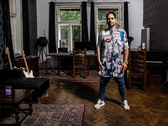 Jiří Burian (40) Hudebník Jiří Burian ve studiu.