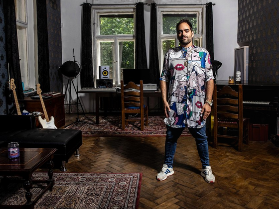 Jiří Burian (40) Hudebník Jiří Burian ve studiu.