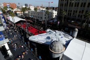 Hollywood zažil premiéru nových Star Wars, na červeném koberci parkovala loď Millenium Falcon